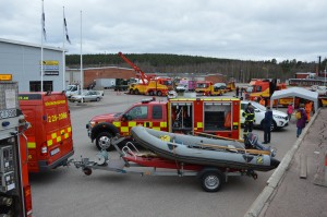 Bild från Ingarvsdagen, visar brandbilar och deras gummibåt samt bärgningsbilar