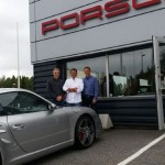 Bild på Tobias Lundberg, Anders Larsson och Linus Lundberg utanför Porsche Service Center Haninge.