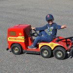 Assistancekårens elbil för barn provkörs en solig höstdag.