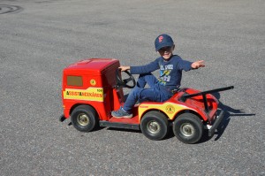 Assistancekårens elbil för barn provkörs en solig höstdag.