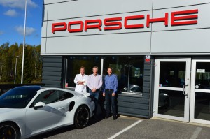 Bild på Anders, Tobias och Linus utanför Porsche Service Center Haninge