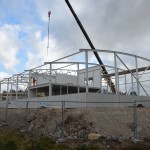 Bild på bygget av ny räddningsstation i Falun. Takstolar och väggar börjar komma på plats.
