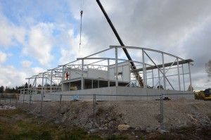 Bild på bygget av ny räddningsstation i Falun. Takstolar och väggar börjar komma på plats.