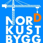Nordkust Bygg ABs logo med blå bakgrund och vit text samt oranget d i ordet nord. En lyftkran lyfter det oranga d:et.