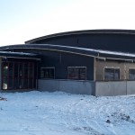 Foto på Lundbärgarna ABs nya räddningsstation på Tallenkilen AB. Fönstren är nu monterade på fastigheten.