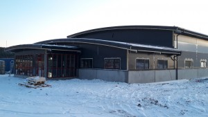 Foto på Lundbärgarna ABs nya räddningsstation på Tallenkilen AB. Fönstren är nu monterade på fastigheten.
