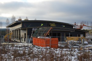 Bild från bygge av räddningsstation som visar att taket nu är på plats.