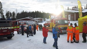 Bild på besökare till Bjursås Skicenter som dagen till ära får provsitta och titta på Assistancekårens bärgningsbil.