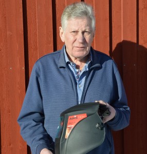 Ove Nyberg håller i en svetshjälm av märket Aketek PRO-X.