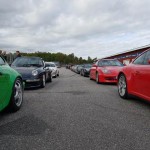 Bild på Porschar av olika modeller och i olika färger på Track-Day Gelleråsen som arrangeras av Porsche Service Center Haninge.