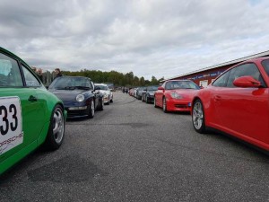 Bild på Porschar av olika modeller och i olika färger på Track-Day Gelleråsen som arrangeras av Porsche Service Center Haninge.