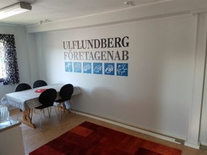 Ulf Lundberg-Företagen ABs logotyp på vägg.