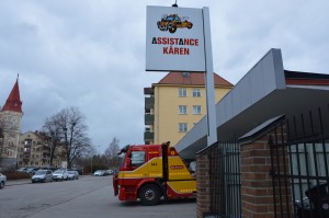 Bild från Assistancekårens station i Gävle. En bärgningsbil i gult och rött syns på bilden.