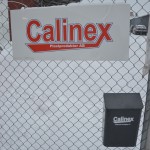 Skylt med Calinex logo på staket utanför Matsarvsbyn AB.