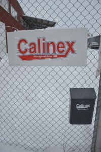 Skylt med Calinex logo på staket utanför Matsarvsbyn AB.