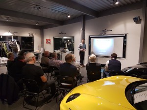Jonas Jarlmark från Öhlins håller intressant föredrag hos Porsche Service Center Haninge.