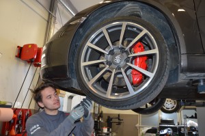 Bild på tekniker Andreas Karlsson som arbetar med en Porsche hos Porsche Service Center Haninge.