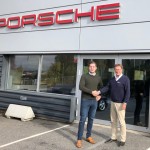 Bild på Fredrik Jansson och Anders Larsson utanför Porsche Service Center Haninge.