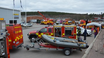 Bild från Ingarvsdagen, visar brandbilar och deras gummibåt samt bärgningsbilar