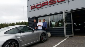 Bild på Tobias Lundberg, Anders Larsson och Linus Lundberg utanför Porsche Service Center Haninge.