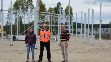 Bild på Ninni och Thomas från Assistancekåren centralt, på bilden tillsammans med Jan-Erik Eriksson VD Lundbärgarna AB