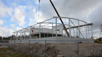 Bild på bygget av ny räddningsstation i Falun. Takstolar och väggar börjar komma på plats.