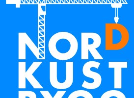 Nordkust Bygg ABs logo med blå bakgrund och vit text samt oranget d i ordet nord. En lyftkran lyfter det oranga d:et.