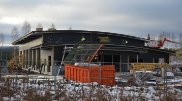 Bild från bygge av räddningsstation som visar att taket nu är på plats.
