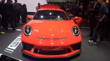 Porsche på bild från bilmässan i Genève
