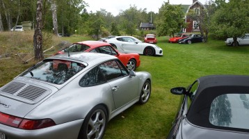 Porschar som deltar på Porsche Service Center Haninges kundevent på Yxlö.
