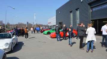 Bild på Porsche Service Center Haninges gård under vårmönstring och öppet hus.