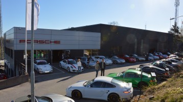 Bild från gården hos Porsche Service Center Haninge.