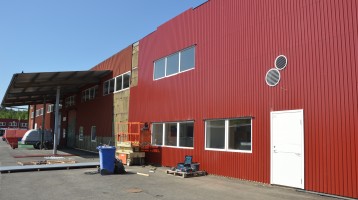 Renovering av fasadplåtar på Matsarvsbyn.