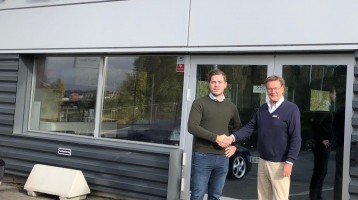 Bild på Fredrik Jansson och Anders Larsson utanför Porsche Service Center Haninge.