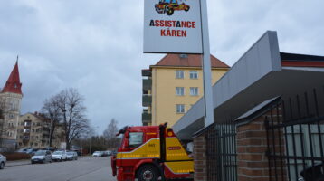 Bild från Assistancekårens station i Gävle. En bärgningsbil i gult och rött syns på bilden.